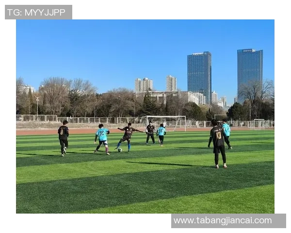 女生在足球场展现青春活力的拍照姿势与创意分享